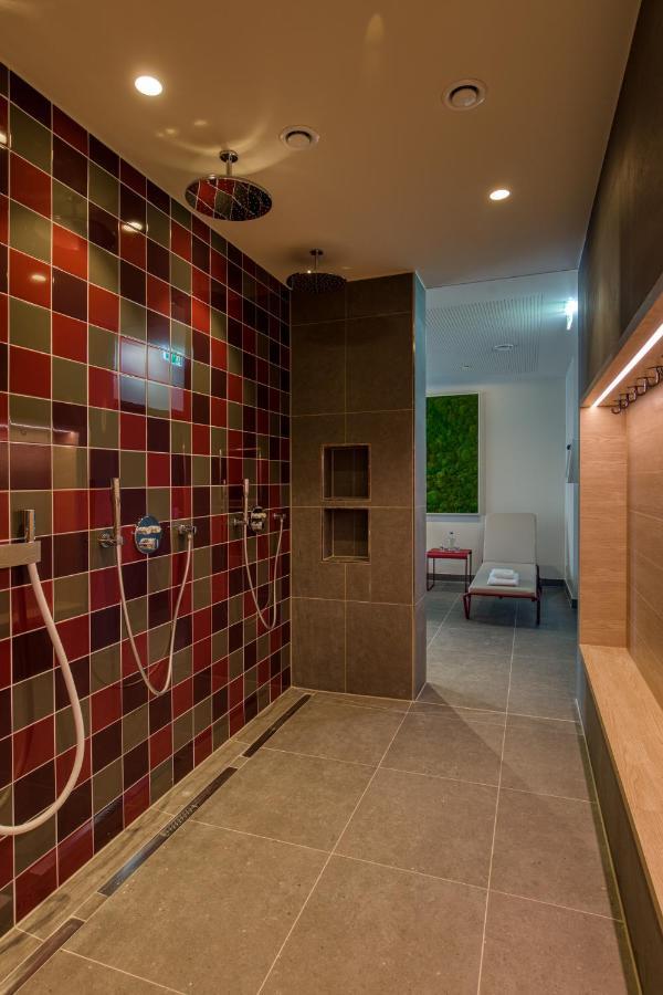 Intercityhotel Berlin Airport Ber Terminal 1 & 2 Schönefeld Exteriör bild Shower room