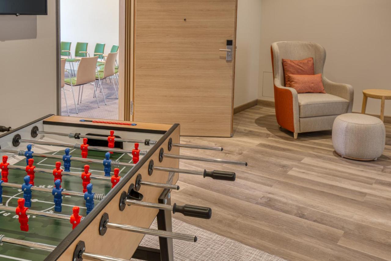 Intercityhotel Berlin Airport Ber Terminal 1 & 2 Schönefeld Exteriör bild The table football table in the room